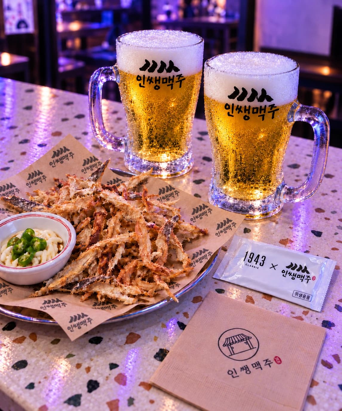 인쌩맥주 로고가 담긴 맥주잔, 유산지, 물티슈와 냅킨을 사용하는 현장